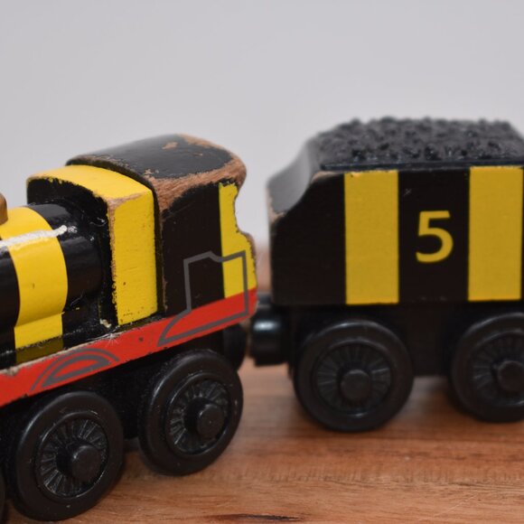 Busy As a Bee James and Tender Thomas & Friends Wooden Railway Engine 2003 Train - Picture 6 of 11